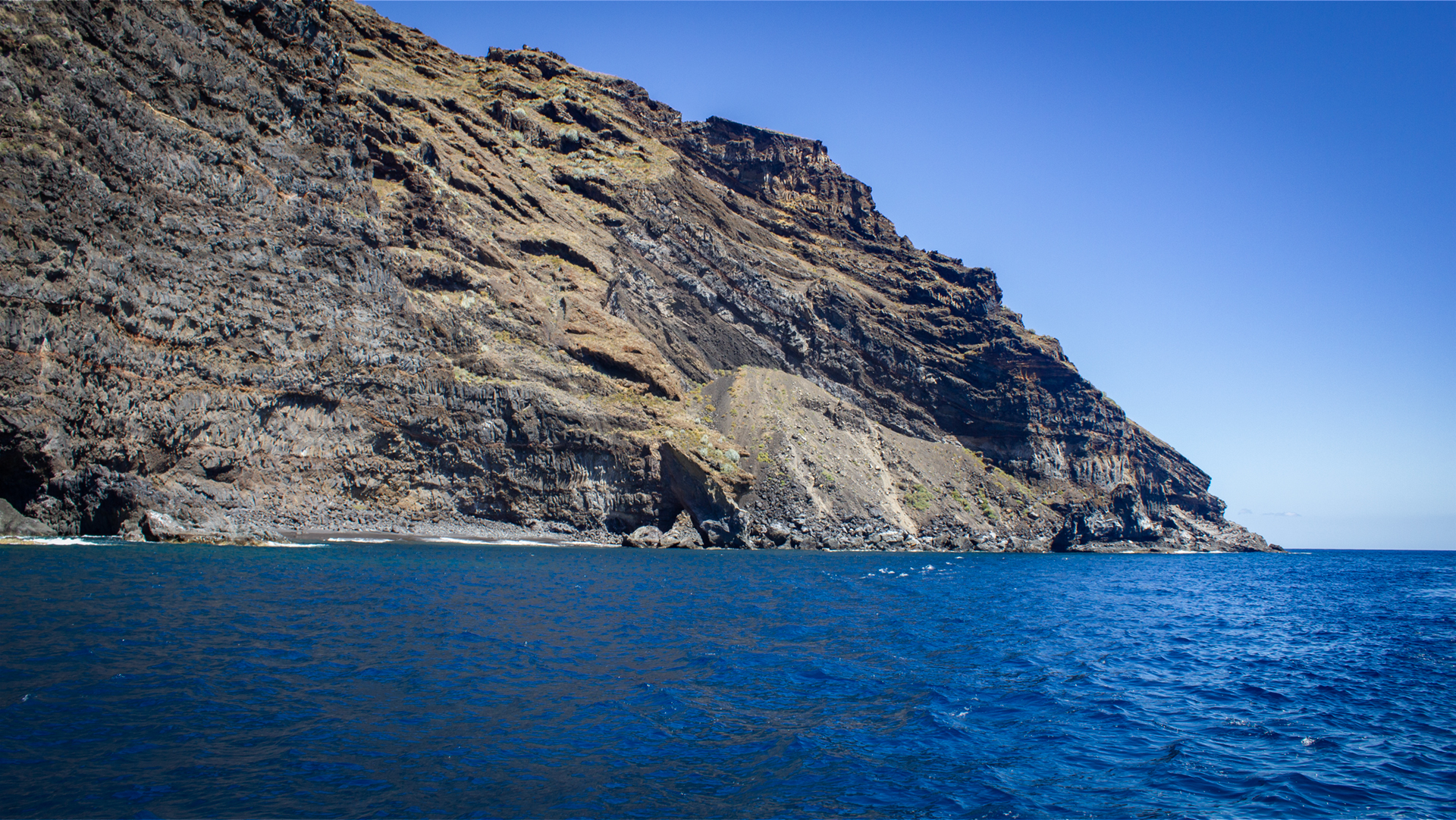 Vom Wasser aus zeigt sich La Palma von seiner mächtigsten Seite — die Steilküste von Tijarafe