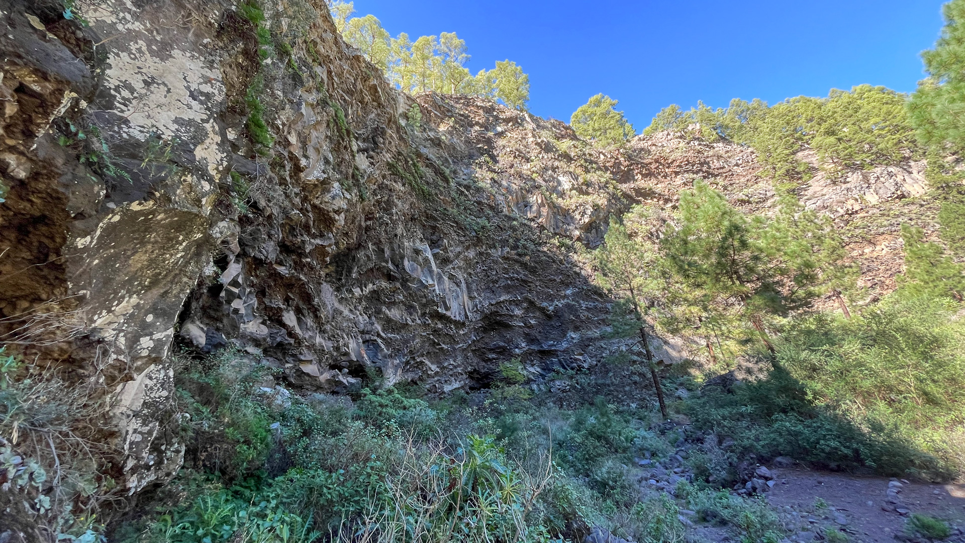 Steil abfallende Felswände im Barranco de Jieque auf La Palma.