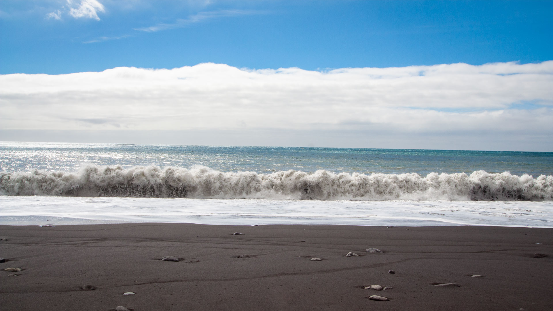Playa Grande in Puerto de Tazacorte – schwarzer Vulkansand mit Blick auf den Atlantik