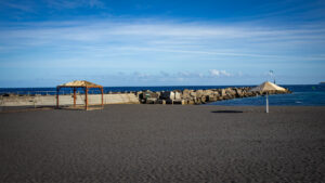 Der Stadtstrand Playa de Santa Cruz de La Palma: feiner schwarzer Lavasand