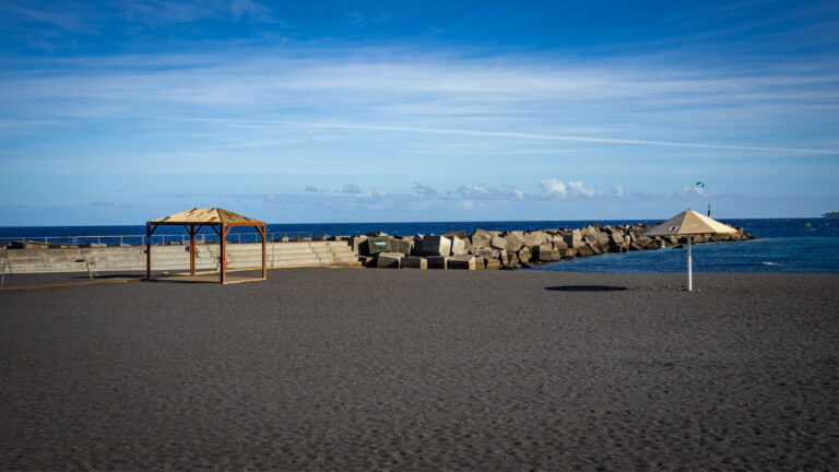 Der Stadtstrand Playa de Santa Cruz de La Palma: feiner schwarzer Lavasand