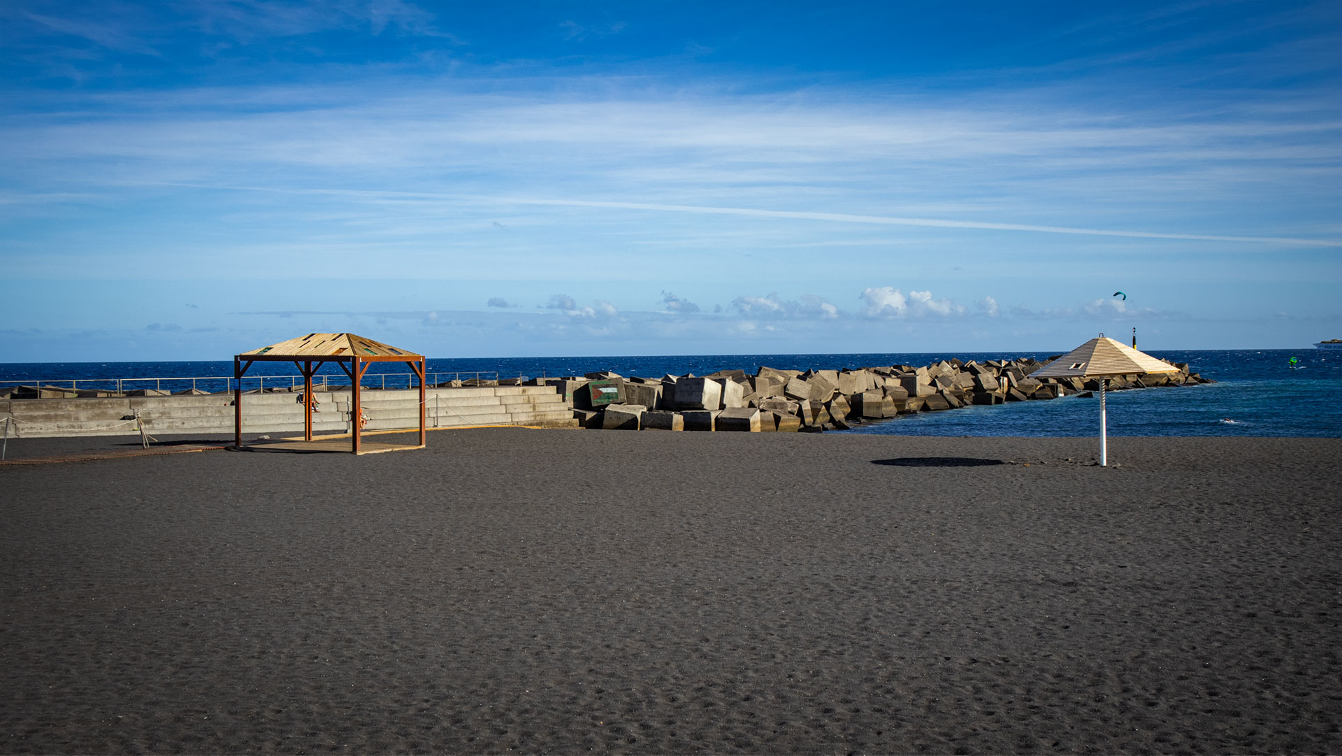 Der Stadtstrand Playa de Santa Cruz de La Palma: feiner schwarzer Lavasand