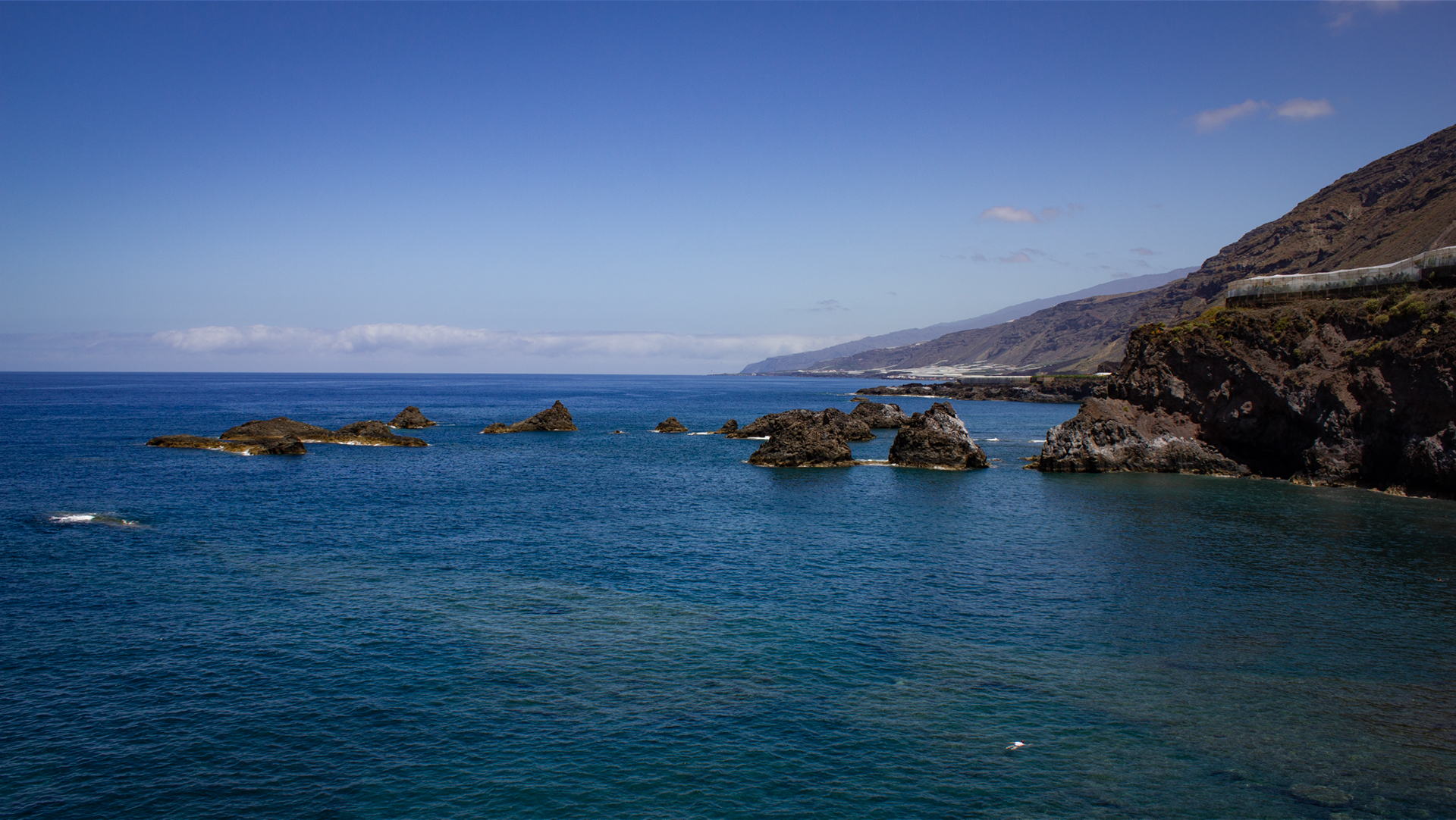 Bizarre Lavaformationen in der Meeresbucht der Playa Charco Verde, La Palma