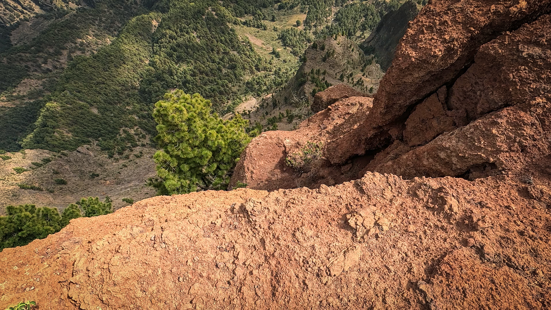 Tiefblick vom Risco de las Pareditas in die Schlucht Barranco de las Angustias