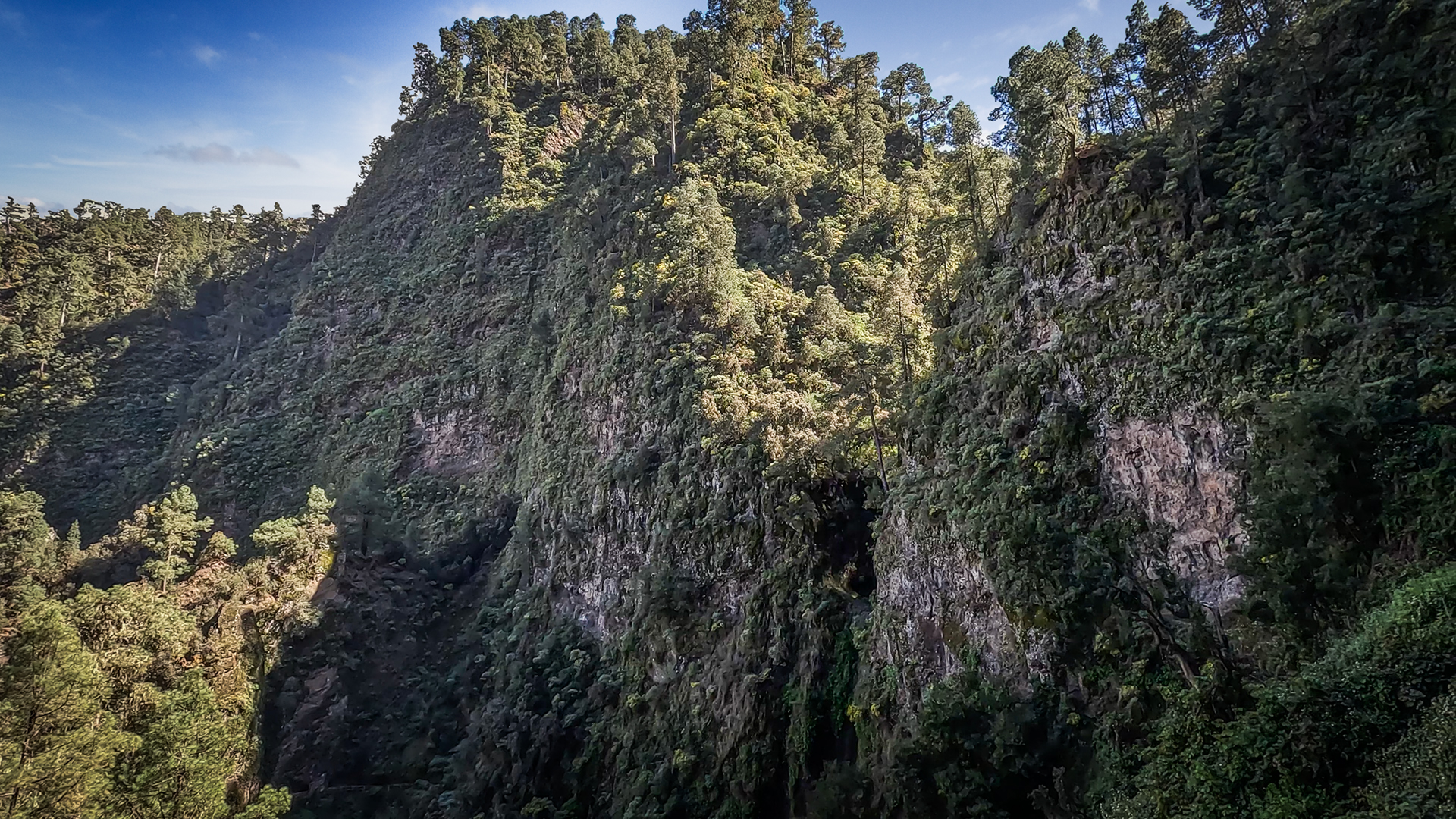 Blick auf den Topo de la Piedra im Naturpark Las Nieves – Gebirgskamm über den bewaldeten Schluchten