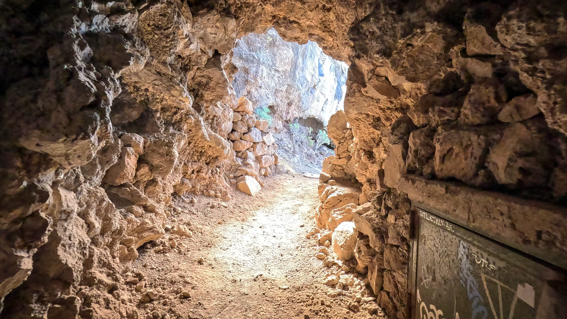 In den Fels gesprengter Fußgängertunnel als Zugang zur Playa de la Veta.