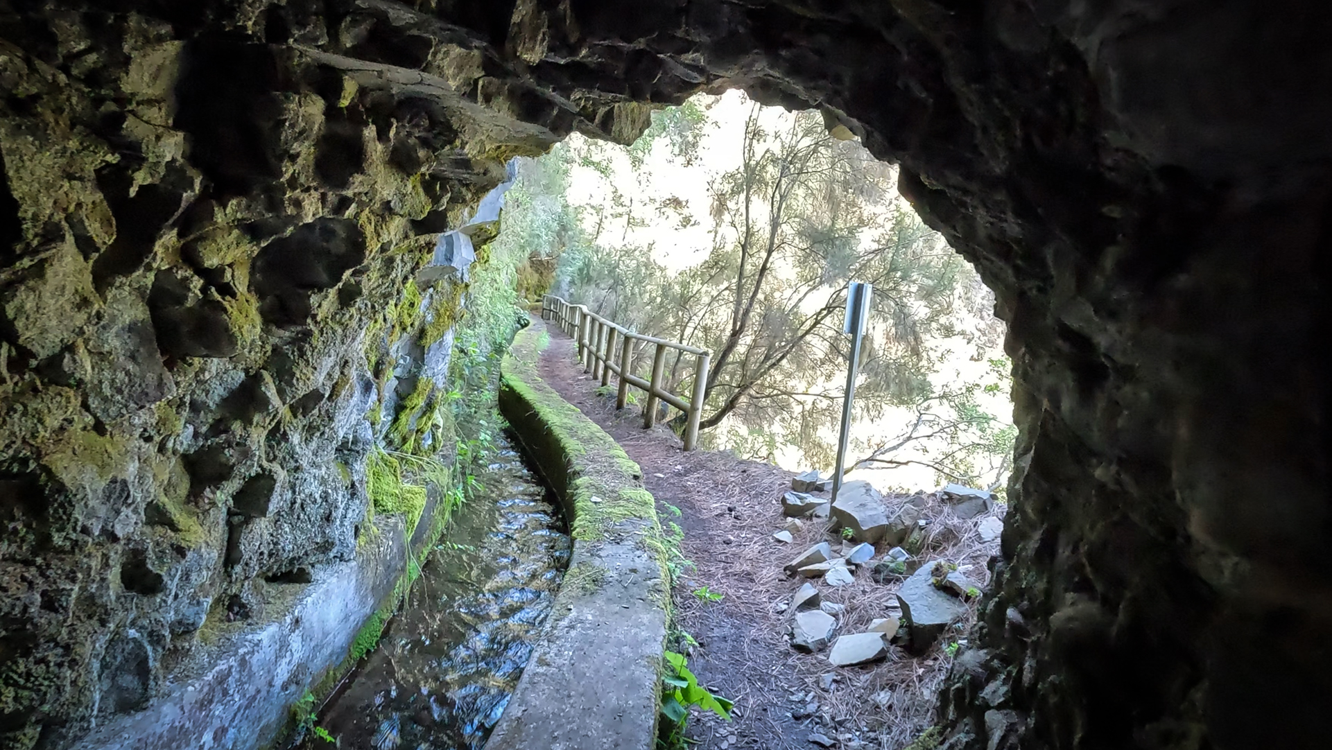 Wanderroute durch historische Bewässerungstunnel im UNESCO-Biosphärenreservat Los Tilos