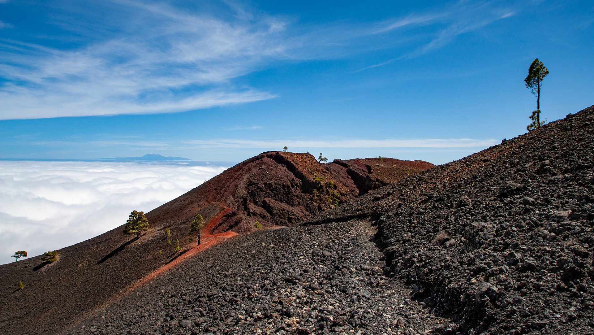 Vulkan Martín im Vordergrund, im Hintergrund Teneriffa über dem Wolkenmeer.