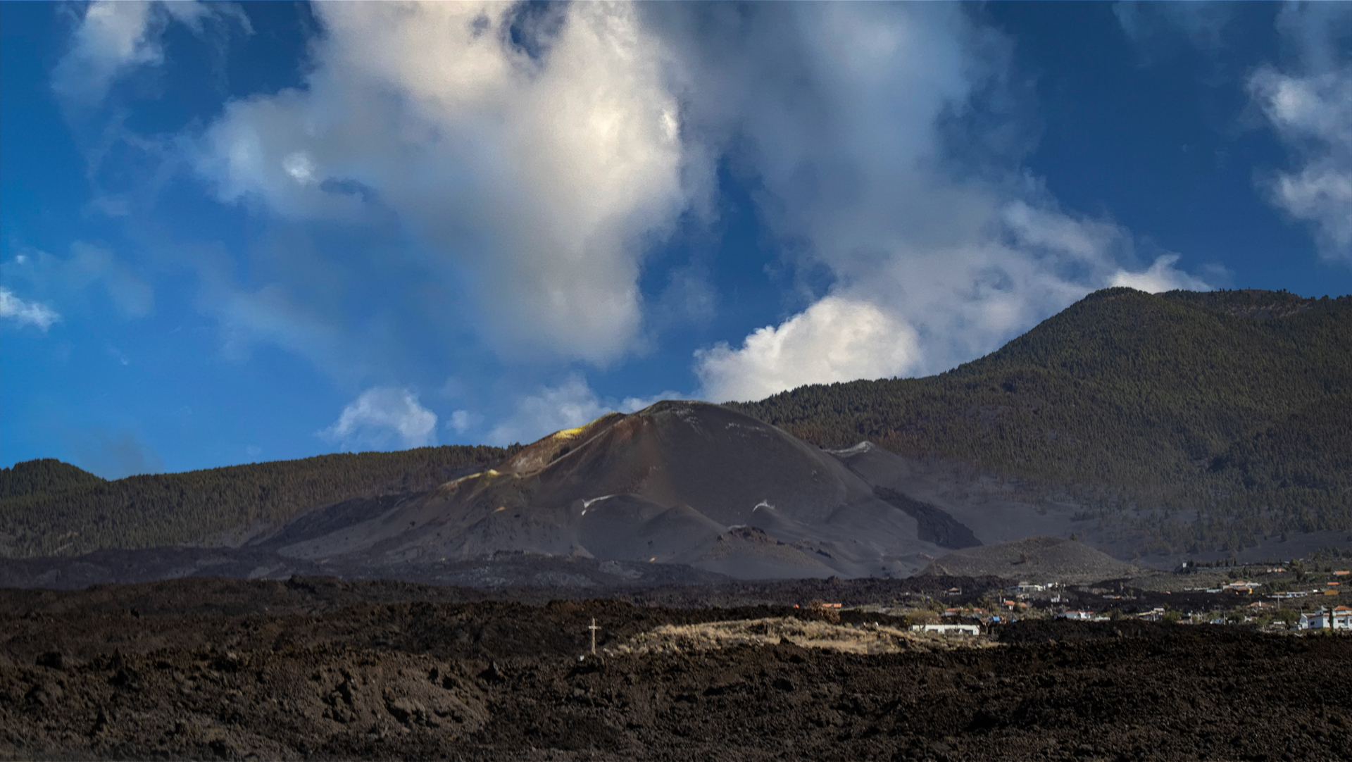 Fahrt durch die Lavafelder Tajogaite — mitten durch das Ausbruchsgebiet 2021.