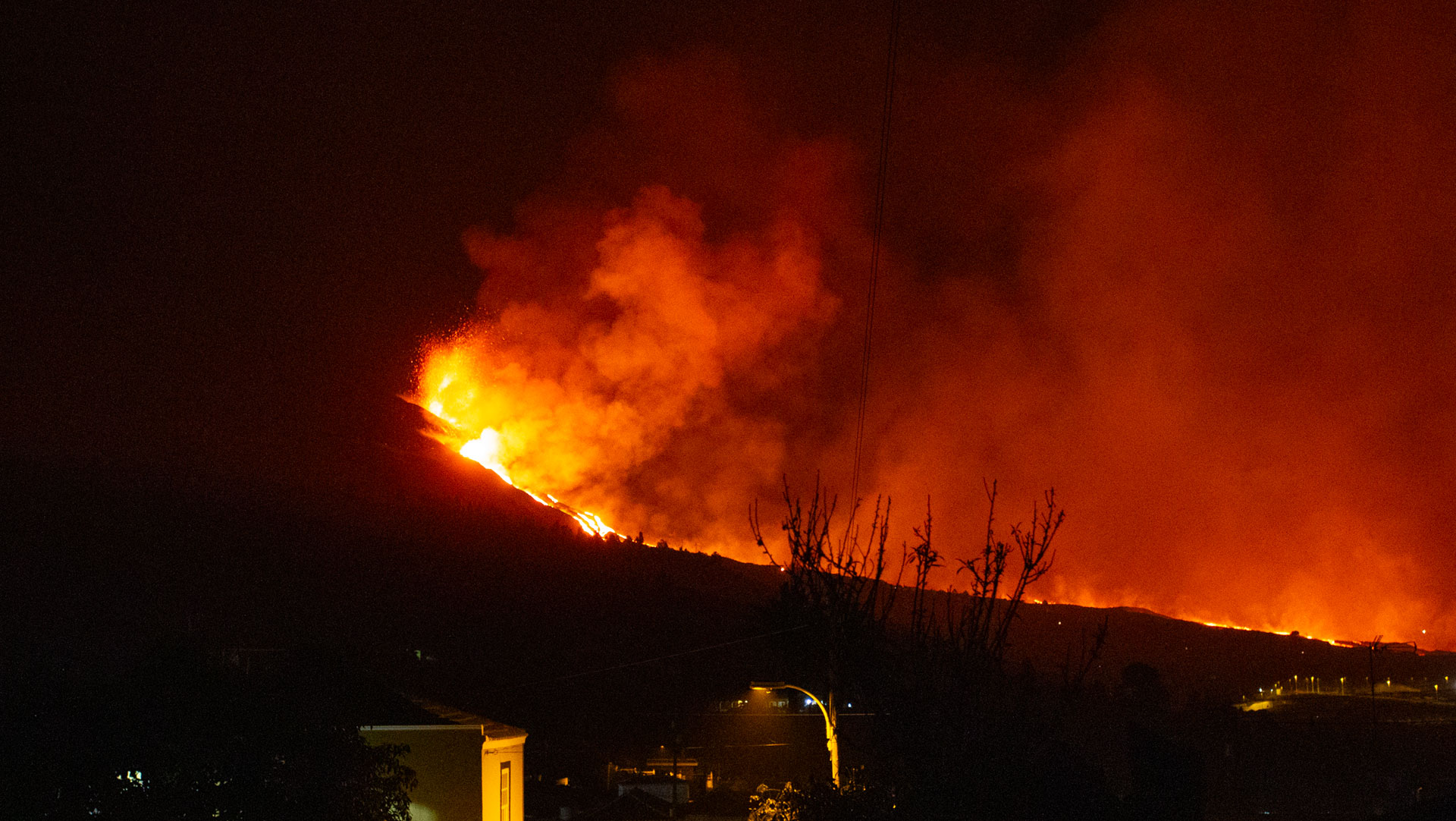 Leuchtende Lava des Tajogaite bei Nacht – Blick von Tajuya auf den Ausbruch 2021