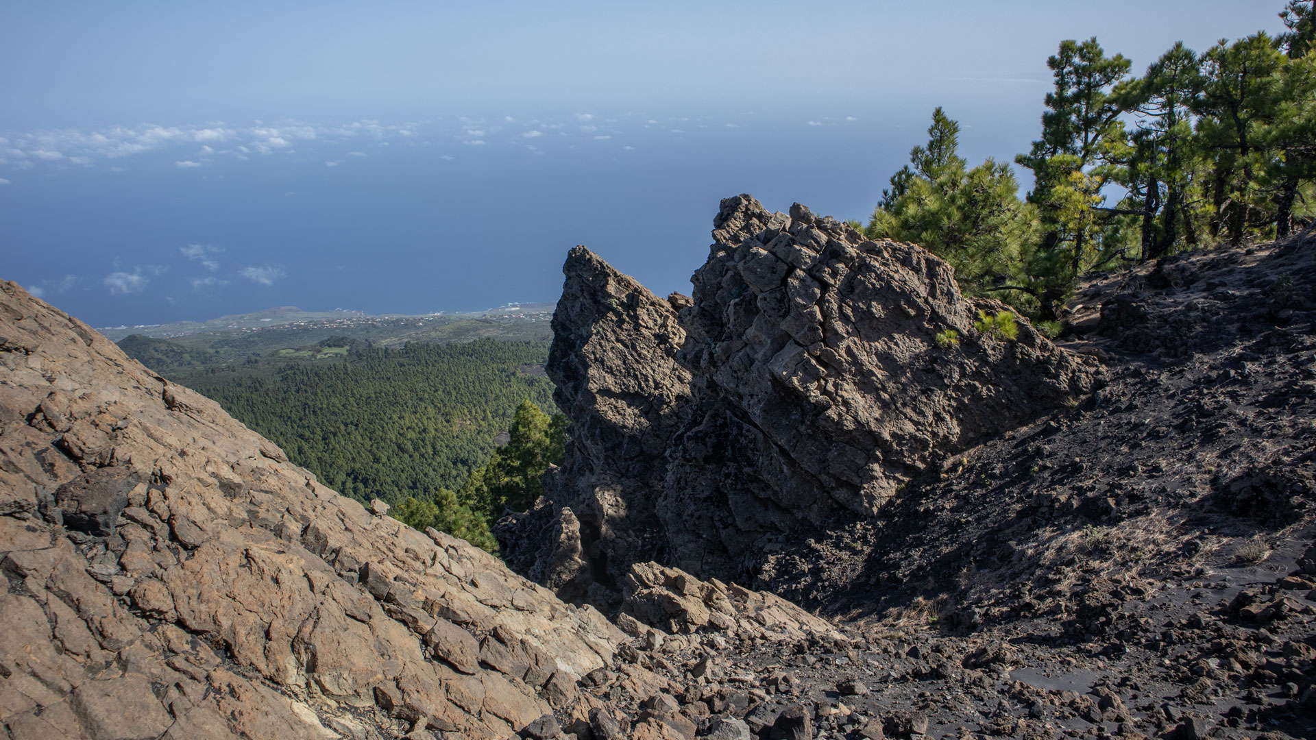 Blick über die Vulkandykes am Pico Nambroque zur Ostküste La Palmas