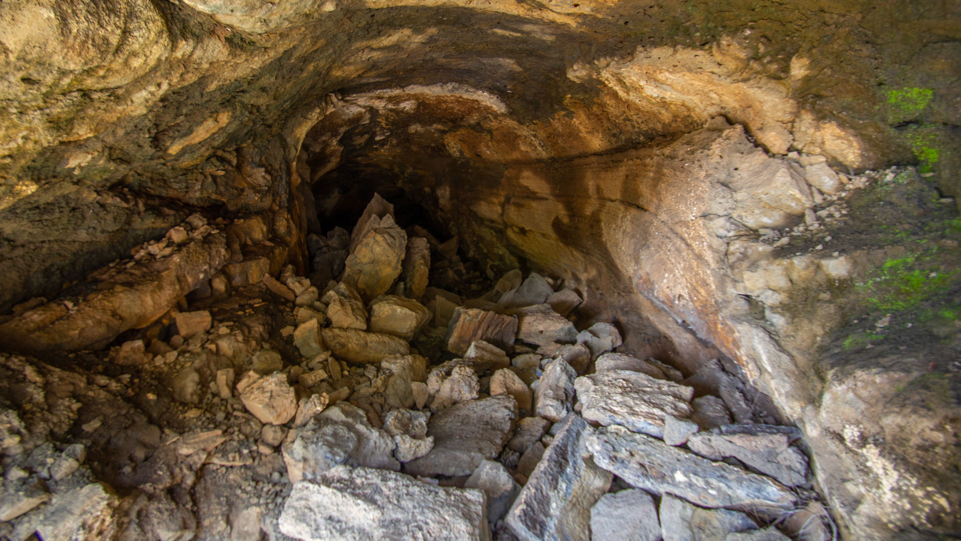 eine natürliche Lavaröhre direkt am Wanderweg PR-LP 13.3 zum Pico Bejenado