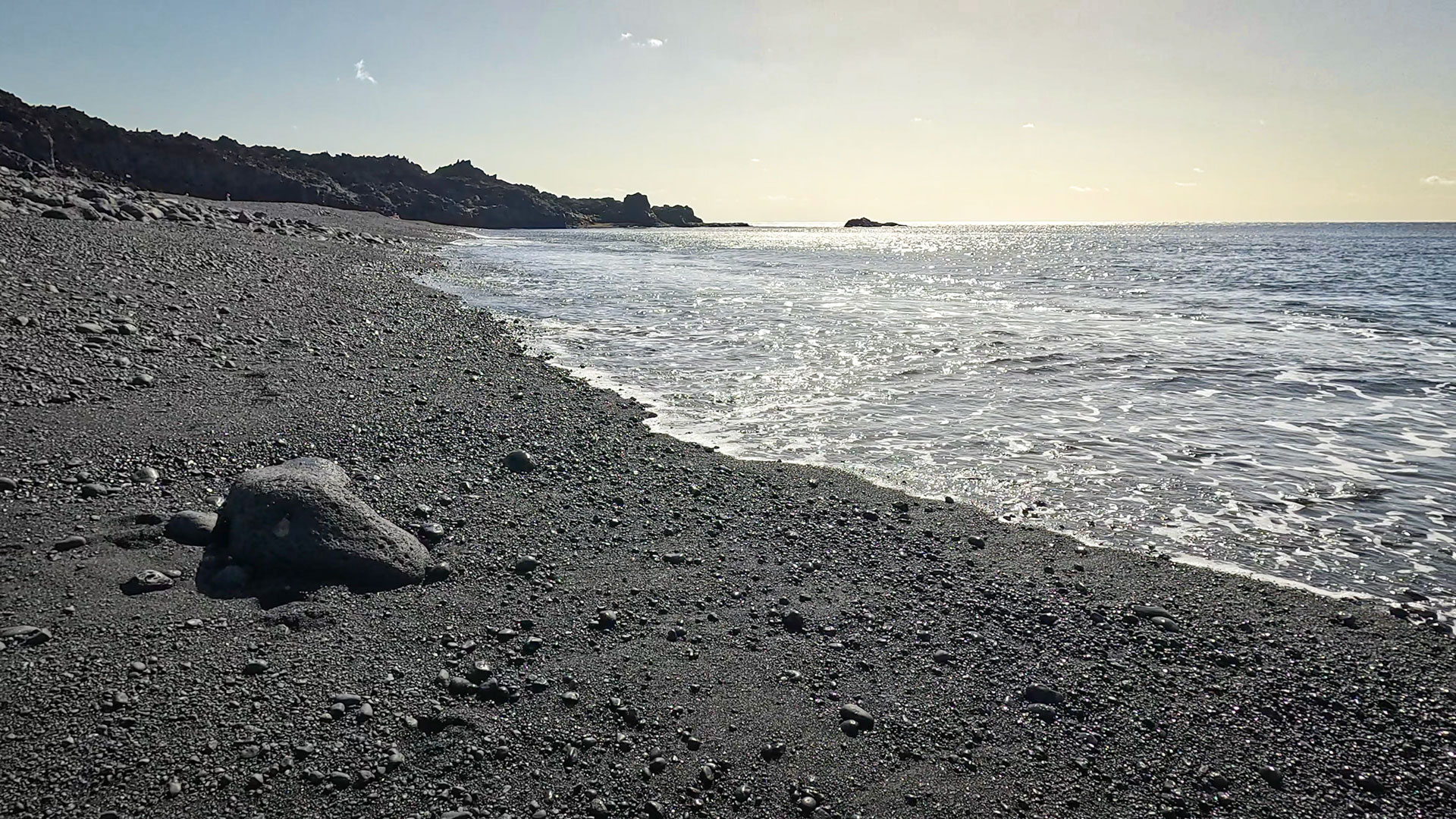 Der dunkle Kiesstrand Playa Echentive aus vulkanischem Gestein