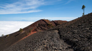 der rötlich gefärbte Krater des Volcán Martín liegt im Naturpark Cumbre Vieja auf La Palma