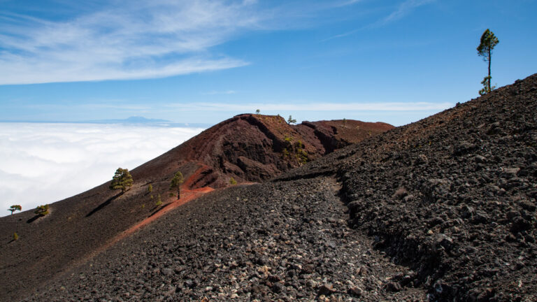 der rötlich gefärbte Krater des Volcán Martín liegt im Naturpark Cumbre Vieja auf La Palma