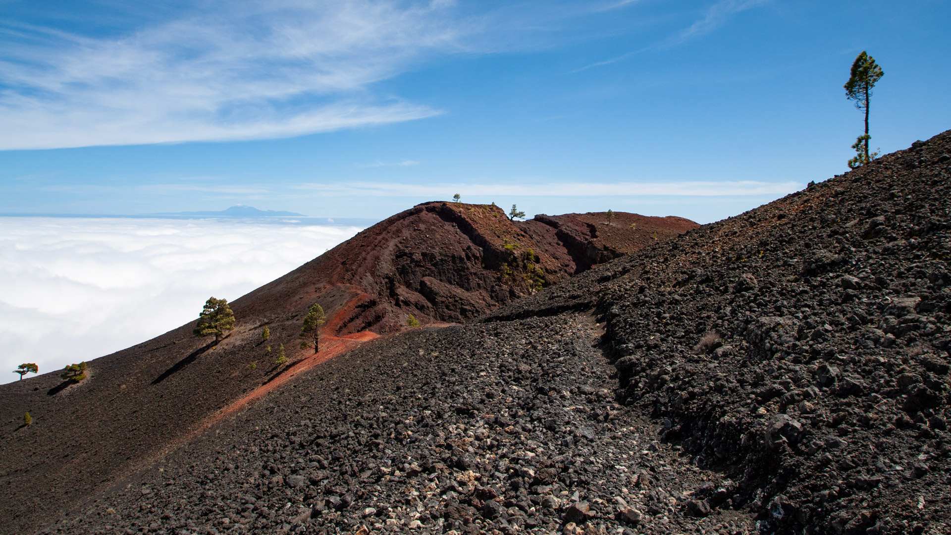 der rötlich gefärbte Krater des Volcán Martín liegt im Naturpark Cumbre Vieja auf La Palma