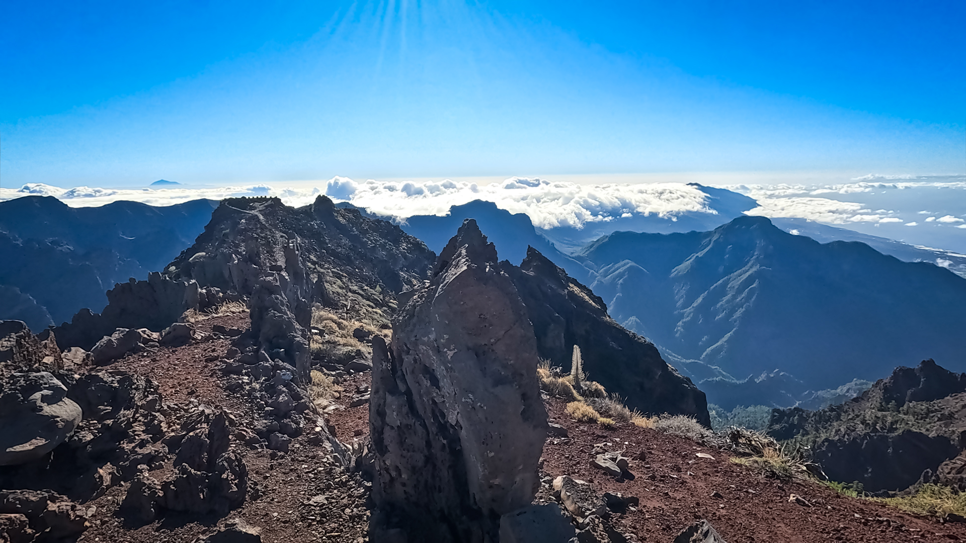 Wanderweg zum Espigón del Roque, im Hintergrund Teneriffa am Horizont.