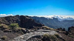 Wanderweg El Bastón über der Caldera de Taburiente – der Höhenpfad verläuft knapp unterhalb des Caldera-Kamms