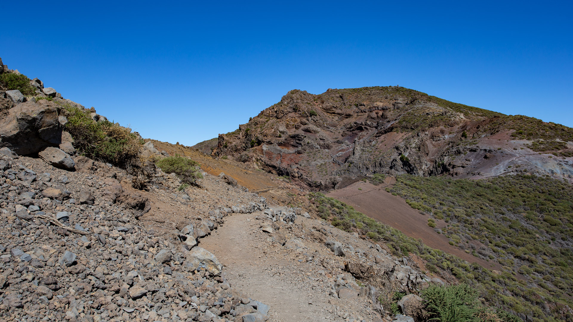 der gut ausgebaute Wanderweg vom Pico de la Nieve zum Pico de la Cruz auf La Palma