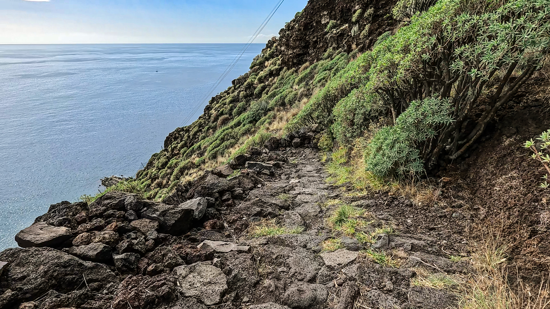 Steile Kehren führen durch die Felsflanke hinunter nach Puerto de Tazacorte
