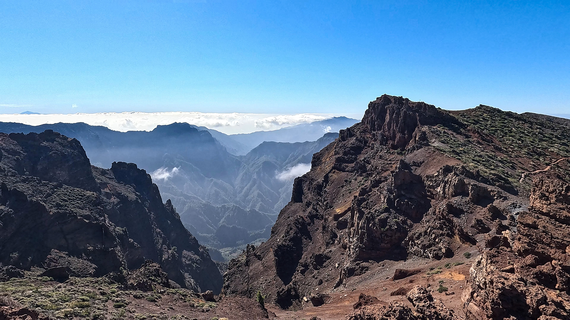 Steil abfallende Flanken und tiefe Schluchten in der Caldera de Taburiente, La Palma.
