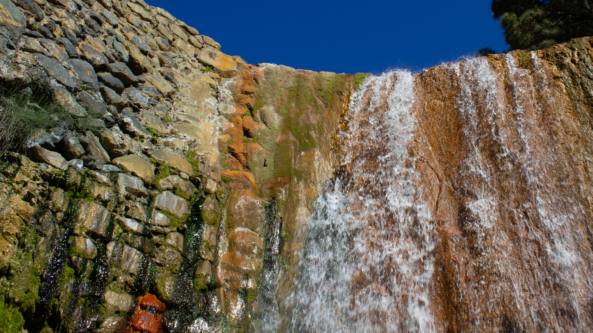 Ein Highlight im Nationalpark Caldera de Taburiente auf La Palma ist der Wasserfall Cascada de Colores
