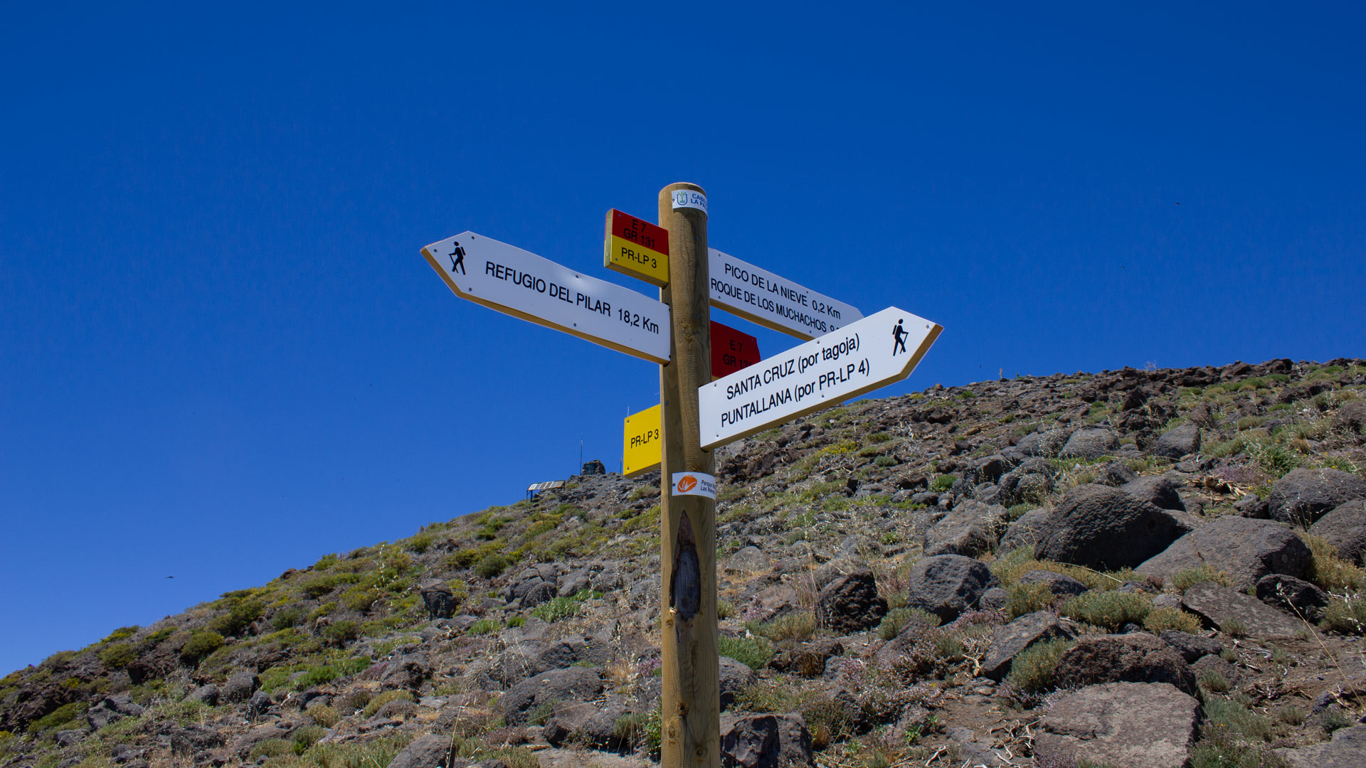 Wegweiser auf dem Wanderweg vom Pico de la Nieve nach Santa Cruz de La Palma