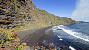 Die Playa de Nogales - schwarzer Naturstrand im Nordosten La Palmas, eingebettet in wilde Felskliffs