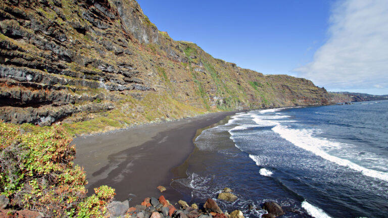 Die Playa de Nogales - schwarzer Naturstrand im Nordosten La Palmas, eingebettet in wilde Felskliffs