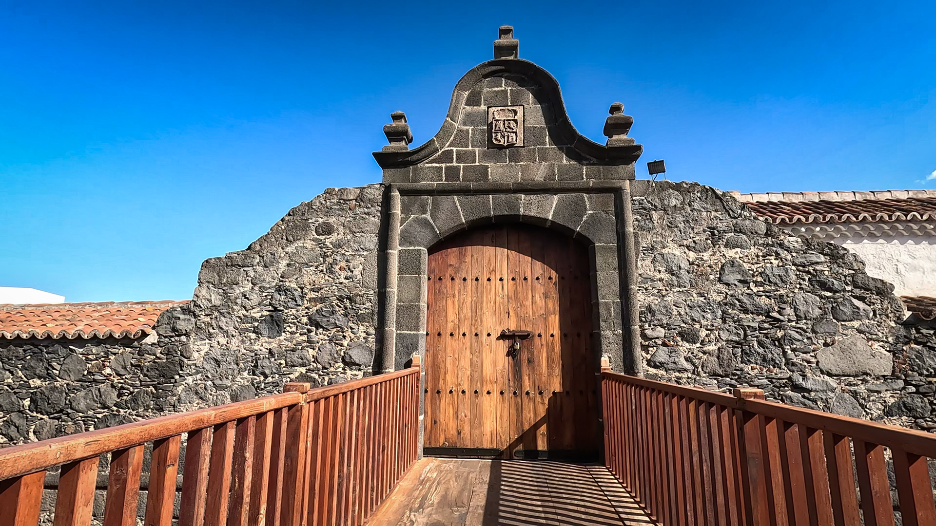 Hölzernes Brückenportal — Eingang zum Castillo de Santa Catalina.
